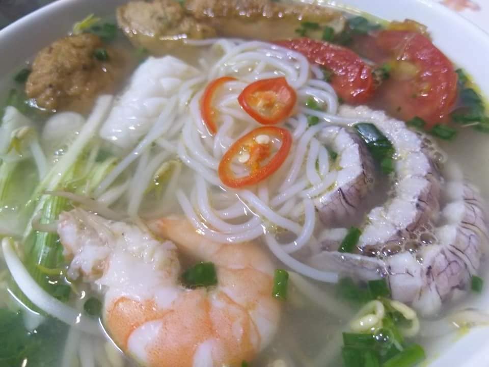 Muốn nấu bún hải sản hấp dẫn thơm ngon, đừng bỏ qua bước này - Ảnh 1.