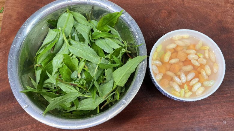 Loại cỏ dại mọc tua tủa sau mưa không ngờ là rau quý, nấu chung với con này rất ngon, không biết ăn quá tiếc - Ảnh 3.