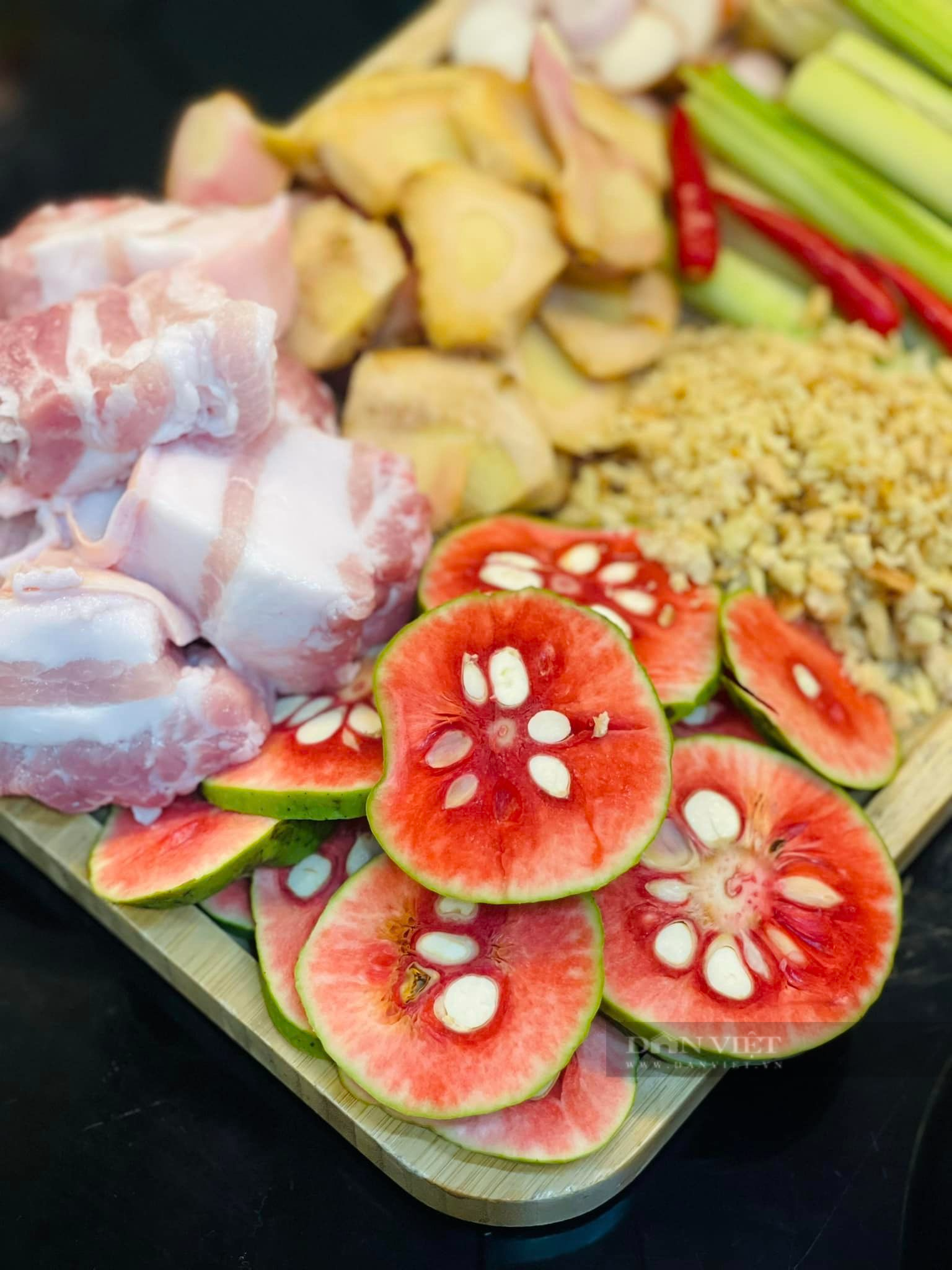 Dùng "loại quả xanh vỏ đỏ lòng" để kho cá giúp giảm mỡ máu, ngừa ung thư hiệu quả - Ảnh 1. Dùng "loại quả xanh vỏ đỏ lòng" để kho cá giúp giảm mỡ máu, ngừa ung thư hiệu quả - Ảnh 1.