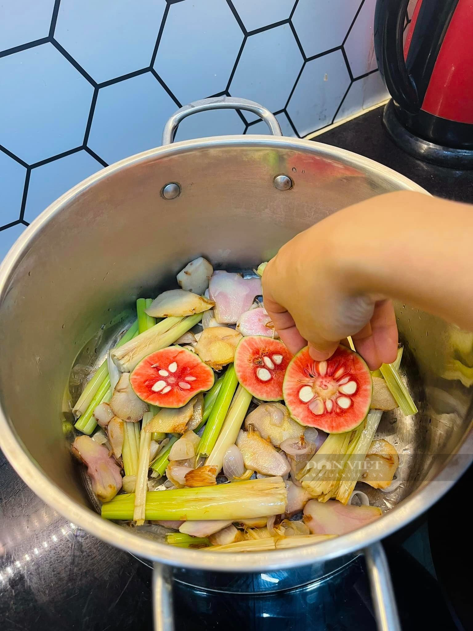 Dùng "loại quả xanh vỏ đỏ lòng" để kho cá giúp giảm mỡ máu, ngừa ung thư hiệu quả - Ảnh 8. Dùng "loại quả xanh vỏ đỏ lòng" để kho cá giúp giảm mỡ máu, ngừa ung thư hiệu quả - Ảnh 8.