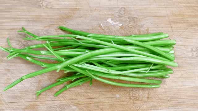 Cây này được ví là rau “ba cao”, canxi gấp 7 lần cà chua, ăn đều thanh nhiệt nhuận tràng - Ảnh 2.