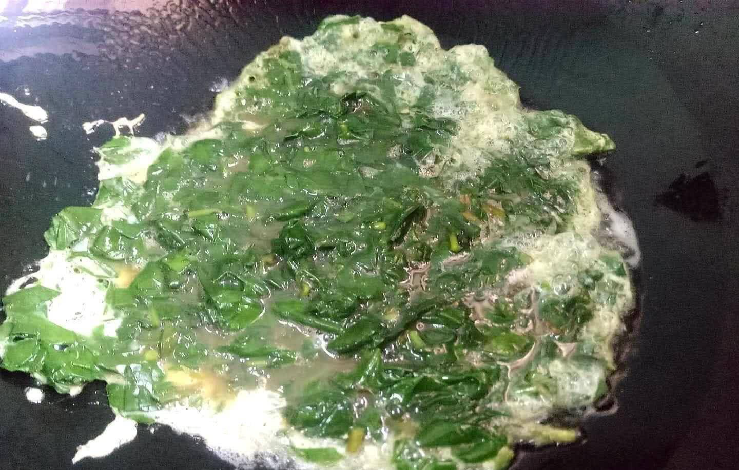 Loại rau tưởng bỏ đi hóa ra là "vua bảo vệ gan", xào trứng ăn, bồi bổ dạ dày, giúp gan khỏe mạnh - Ảnh 4.