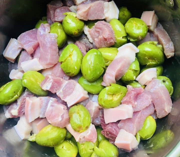 Loại quả xưa rụng đầy gốc không ai nhặt, giờ là đặc sản dân thành phố săn lùng, đem kho thịt ăn tốn cơm - Ảnh 3.