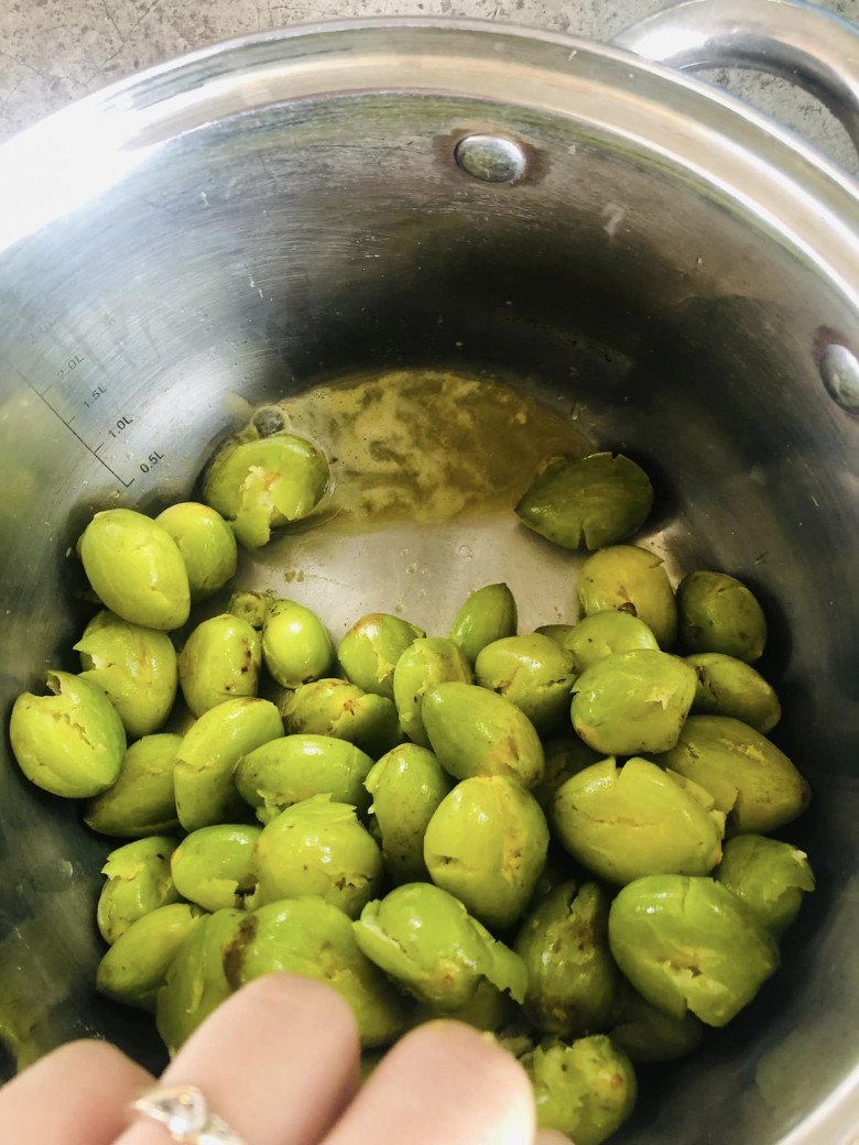 Loại quả xưa rụng đầy gốc không ai nhặt, giờ là đặc sản dân thành phố săn lùng, đem kho thịt ăn tốn cơm - Ảnh 2.