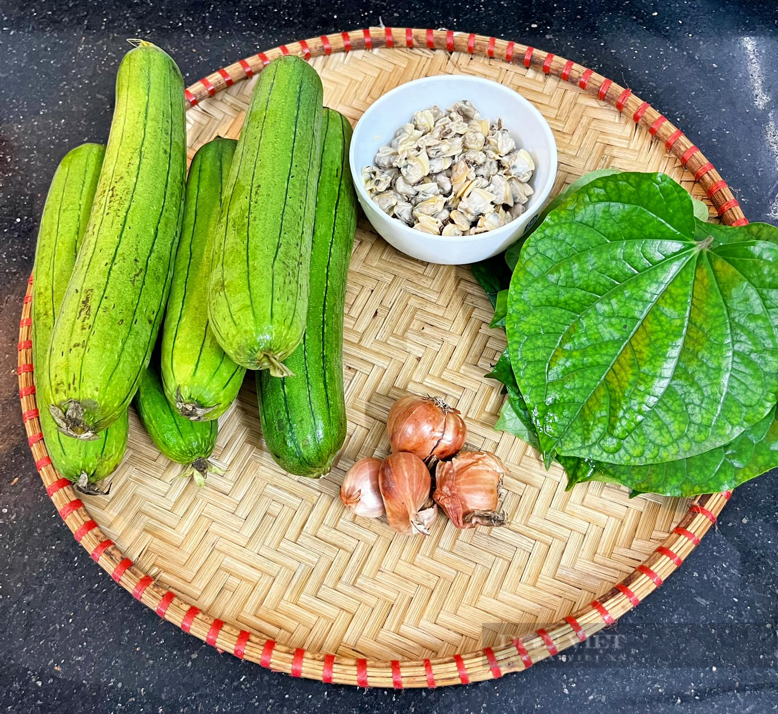 Loại động vật thân mềm, giúp tăng cường sức mạnh đàn ông đem nấu với lá này thành món canh vừa ngon vừa bổ - Ảnh 1.