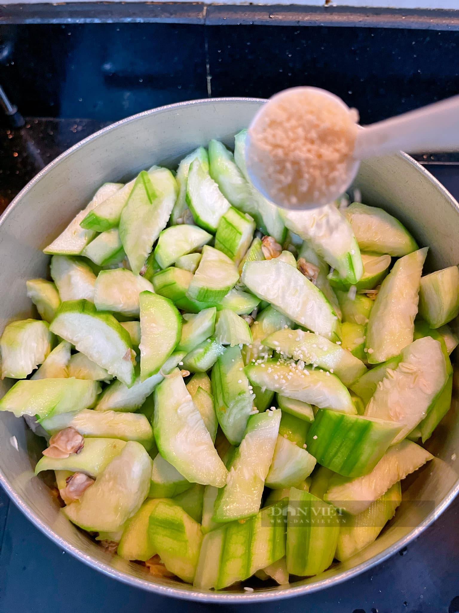 Loại động vật thân mềm, giúp tăng cường sức mạnh đàn ông đem nấu với lá này thành món canh vừa ngon vừa bổ - Ảnh 3.