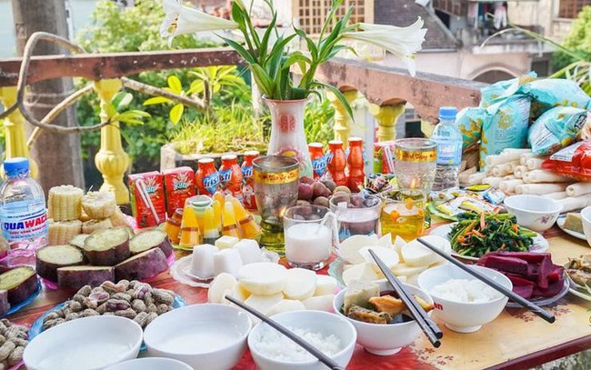 Rằm tháng 7 cúng cô hồn giờ nào tốt nhất, cúng dưới đất hay trên bàn, cúng chay hay mặn? - Ảnh 2.
