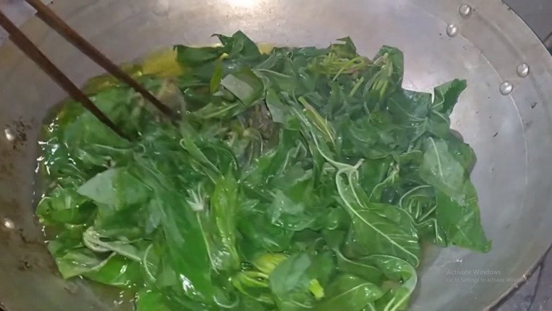 Lá của củ dài ngoằng tưởng chỉ cho trâu bò ăn không ngờ xào với tỏi ngon “xoắn lưỡi” - Ảnh 3.