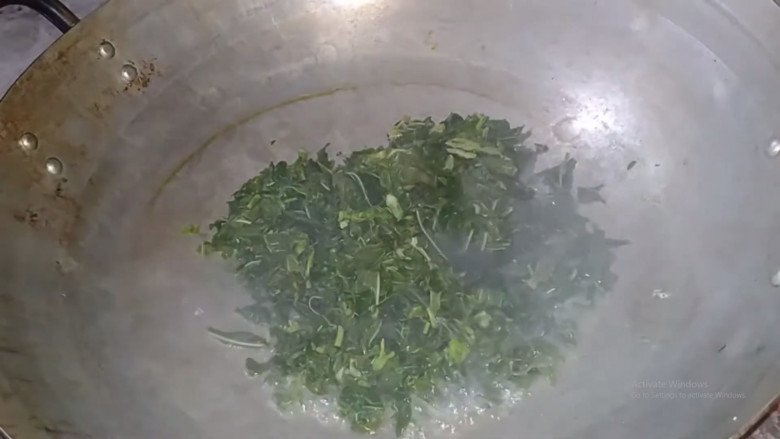 Lá của củ dài ngoằng tưởng chỉ cho trâu bò ăn không ngờ xào với tỏi ngon “xoắn lưỡi” - Ảnh 5.