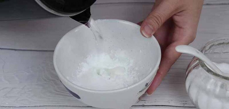 Rán trứng cứ thêm 2 thứ rẻ tiền này đảm bảo vàng ươm, xốp mềm, đầu bếp cũng phải nể - Ảnh 2.