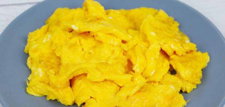 Rán trứng cứ thêm 2 thứ rẻ tiền này đảm bảo vàng ươm, xốp mềm, đầu bếp cũng phải nể - Ảnh 1.