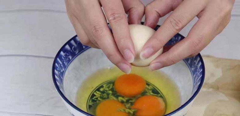 Rán trứng cứ thêm 2 thứ rẻ tiền này đảm bảo vàng ươm, xốp mềm, đầu bếp cũng phải nể - Ảnh 5.