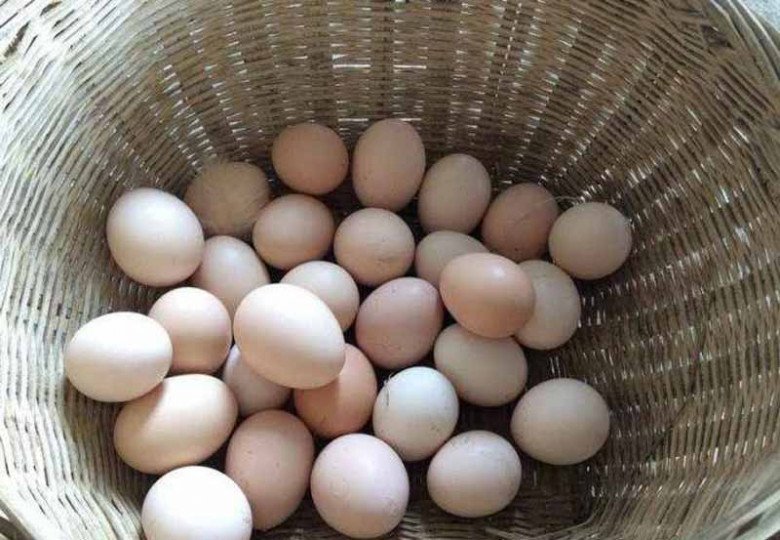 Rán trứng cứ thêm 2 thứ rẻ tiền này đảm bảo vàng ươm, xốp mềm, đầu bếp cũng phải nể - Ảnh 3.