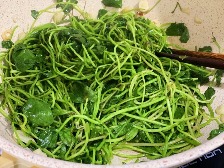 Lá này giá 40.000 đồng/kg, mọc đầy vườn vừa để ăn vừa làm thuốc, rất bổ dưỡng không phải ai cũng biết - Ảnh 4.