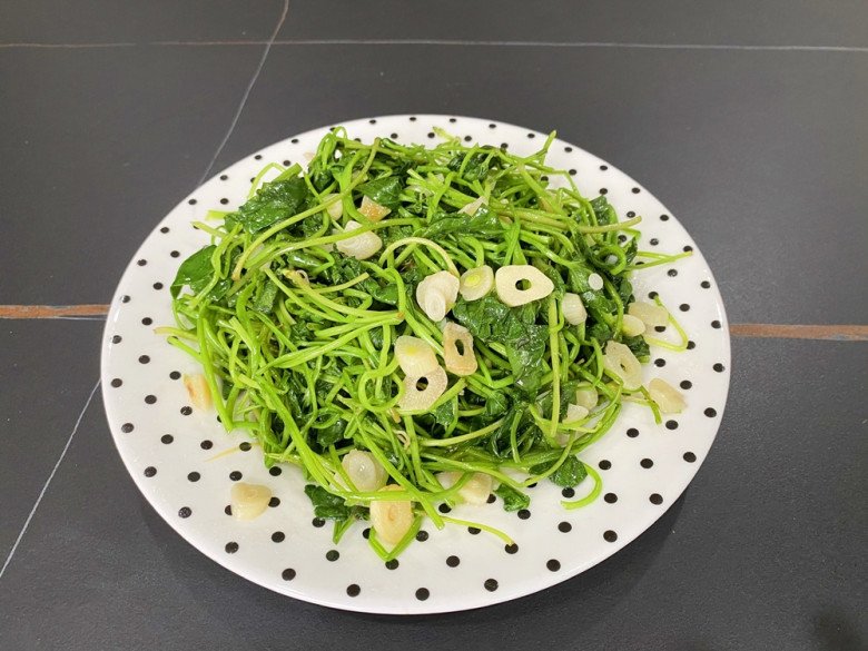 Lá này giá 40.000 đồng/kg, mọc đầy vườn vừa để ăn vừa làm thuốc, rất bổ dưỡng không phải ai cũng biết - Ảnh 5.