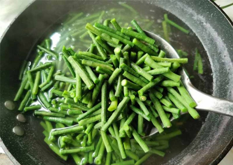 Quả dài ngoằng tên nghe lạ hoắc, nấu lên ăn giòn sần sật, 30.000đ/kg đủ cho cả vài mâm cỗ - Ảnh 3. Quả dài ngoằng tên nghe lạ hoắc, nấu lên ăn giòn sần sật, 30.000đ/kg đủ cho cả vài mâm cỗ - Ảnh 3.