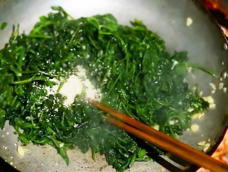 Cây mọc “vô tội vạ” không chăm vẫn tốt um, lá xào ăn cực ngon, riêng quả bán 700.000đ/kg - Ảnh 6.