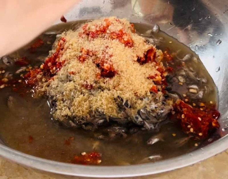 Con bé tí được ví là “lộc trời”, đến mùa dân mang rổ ra vớt, bán 600.000đ/rổ, đổ tất vào lọ thành món đặc sản - Ảnh 6.