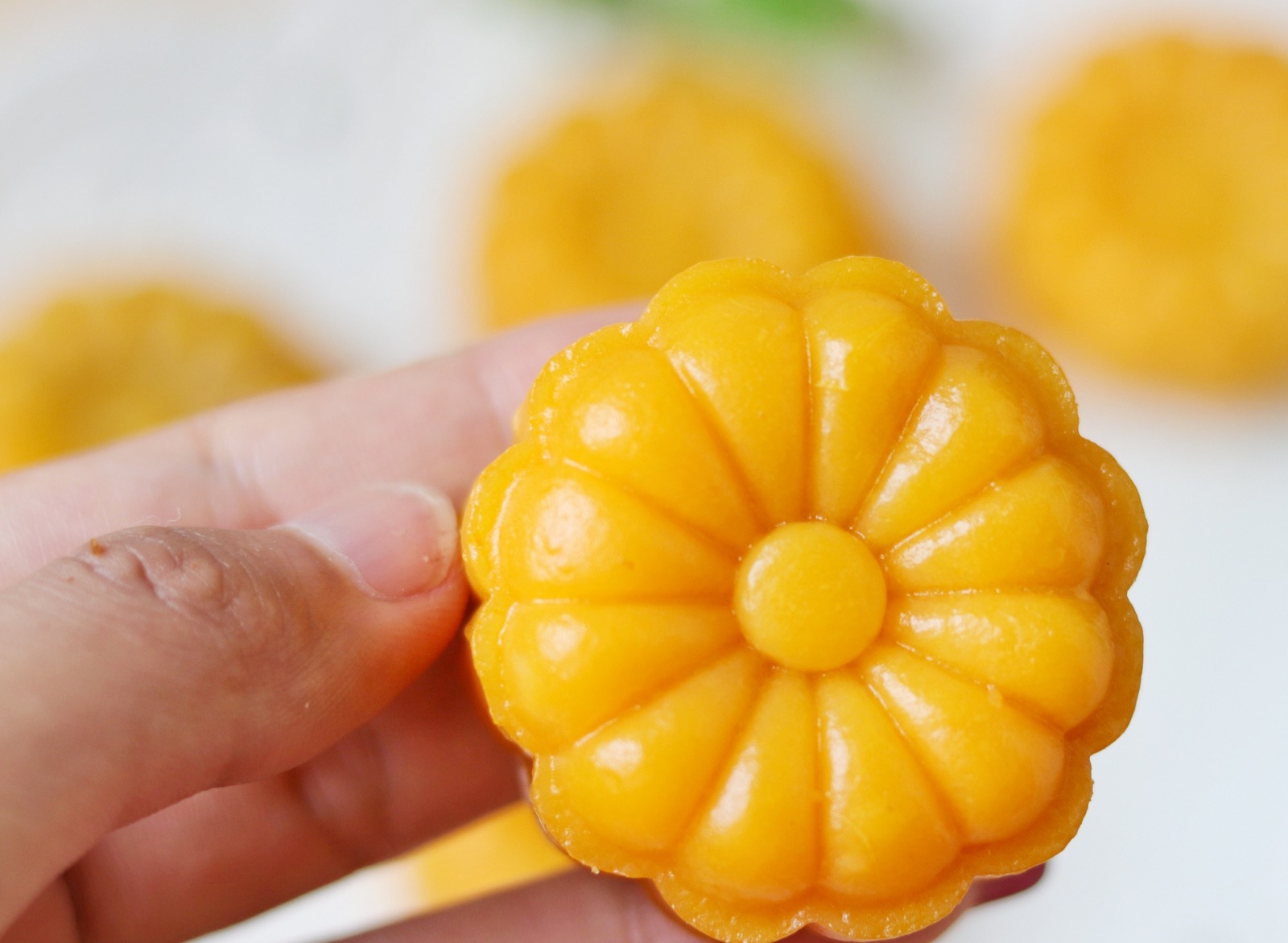 Loại củ "trường sinh" phối với quả "siêu vitamin A" thành bánh Trung thu ngon, đẹp, bổ - Ảnh 14. Loại củ "trường sinh" phối với quả "siêu vitamin A" thành bánh Trung thu ngon, đẹp, bổ - Ảnh 14.