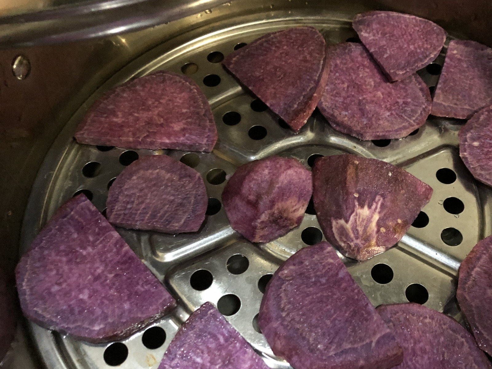 Loại củ "trường sinh" phối với quả "siêu vitamin A" thành bánh Trung thu ngon, đẹp, bổ - Ảnh 4. Loại củ "trường sinh" phối với quả "siêu vitamin A" thành bánh Trung thu ngon, đẹp, bổ - Ảnh 4.