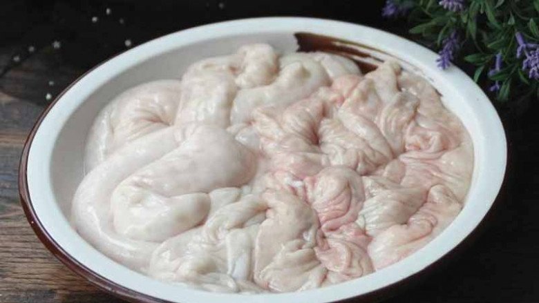 Rửa lòng già heo đừng bỏ muối, thêm đúng 1 thìa này lòng sạch từ trong ra ngoài, không hôi tanh - Ảnh 1. Rửa lòng già heo đừng bỏ muối, thêm đúng 1 thìa này lòng sạch từ trong ra ngoài, không hôi tanh - Ảnh 1.