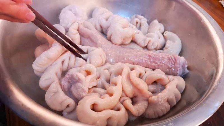 Rửa lòng già heo đừng bỏ muối, thêm đúng 1 thìa này lòng sạch từ trong ra ngoài, không hôi tanh - Ảnh 4. Rửa lòng già heo đừng bỏ muối, thêm đúng 1 thìa này lòng sạch từ trong ra ngoài, không hôi tanh - Ảnh 4.