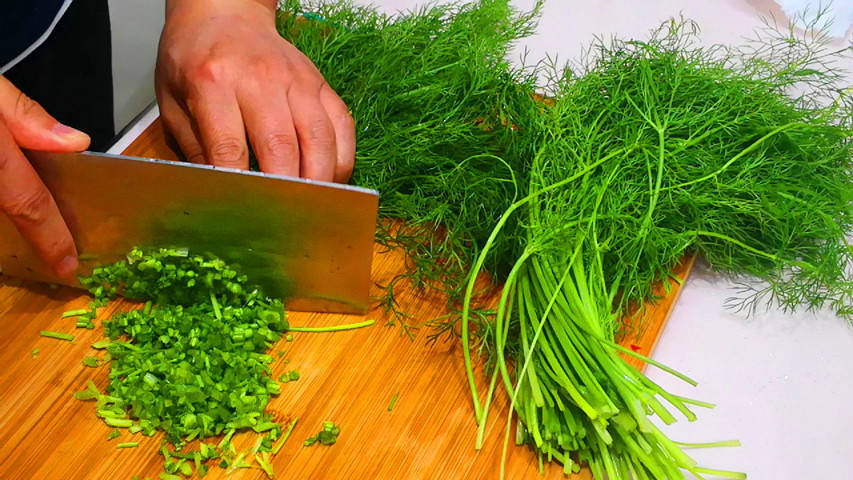 Loại rau có "mùi lạ", giàu kháng sinh, nâng cao sức đề kháng, đừng nấu cá mang làm bánh rất ngon  - Ảnh 2.