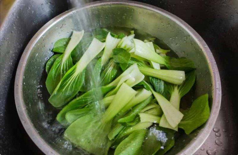 Xào rau kiểu nào cũng bị vàng úa, ra nước, đầu bếp có 3 tuyệt chiêu giúp rau xanh mướt, giòn ngon - Ảnh 5. Xào rau kiểu nào cũng bị vàng úa, ra nước, đầu bếp có 3 tuyệt chiêu giúp rau xanh mướt, giòn ngon - Ảnh 5.