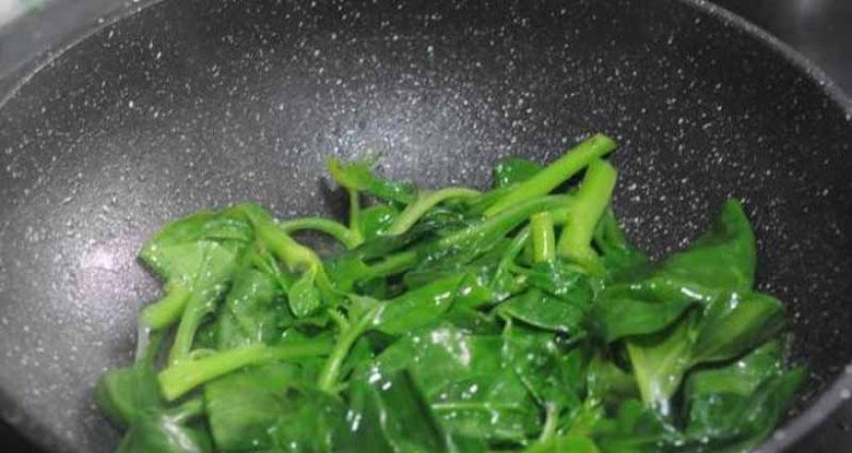 Xào rau kiểu nào cũng bị vàng úa, ra nước, đầu bếp có 3 tuyệt chiêu giúp rau xanh mướt, giòn ngon - Ảnh 1. Xào rau kiểu nào cũng bị vàng úa, ra nước, đầu bếp có 3 tuyệt chiêu giúp rau xanh mướt, giòn ngon - Ảnh 1.