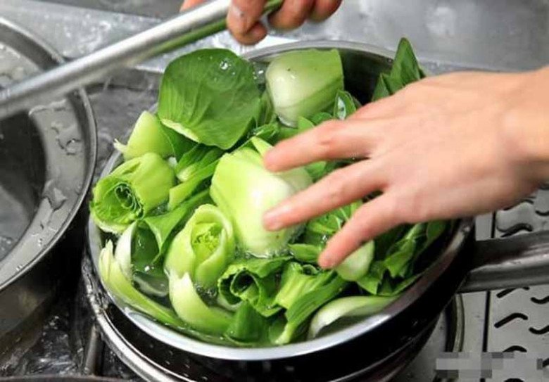 Xào rau kiểu nào cũng bị vàng úa, ra nước, đầu bếp có 3 tuyệt chiêu giúp rau xanh mướt, giòn ngon - Ảnh 2. Xào rau kiểu nào cũng bị vàng úa, ra nước, đầu bếp có 3 tuyệt chiêu giúp rau xanh mướt, giòn ngon - Ảnh 2.