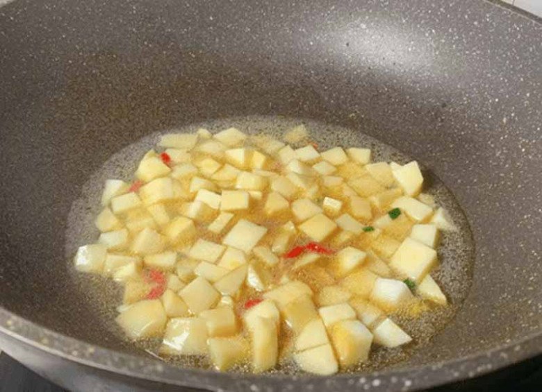 Củ này có giá 25.000đ/kg, người Nhật gọi là “củ trường sinh”, nấu lên ăn ngon hơn thịt lợn, vừa dọn ra đã hết sạch - Ảnh 7.