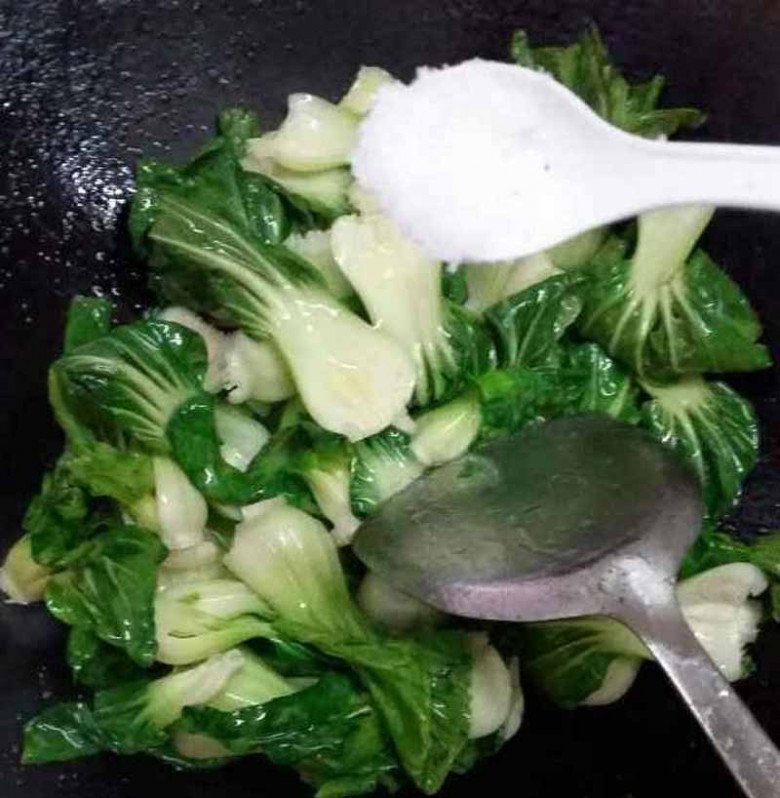 Xào rau kiểu nào cũng bị vàng úa, ra nước, đầu bếp có 3 tuyệt chiêu giúp rau xanh mướt, giòn ngon - Ảnh 3. Xào rau kiểu nào cũng bị vàng úa, ra nước, đầu bếp có 3 tuyệt chiêu giúp rau xanh mướt, giòn ngon - Ảnh 3.