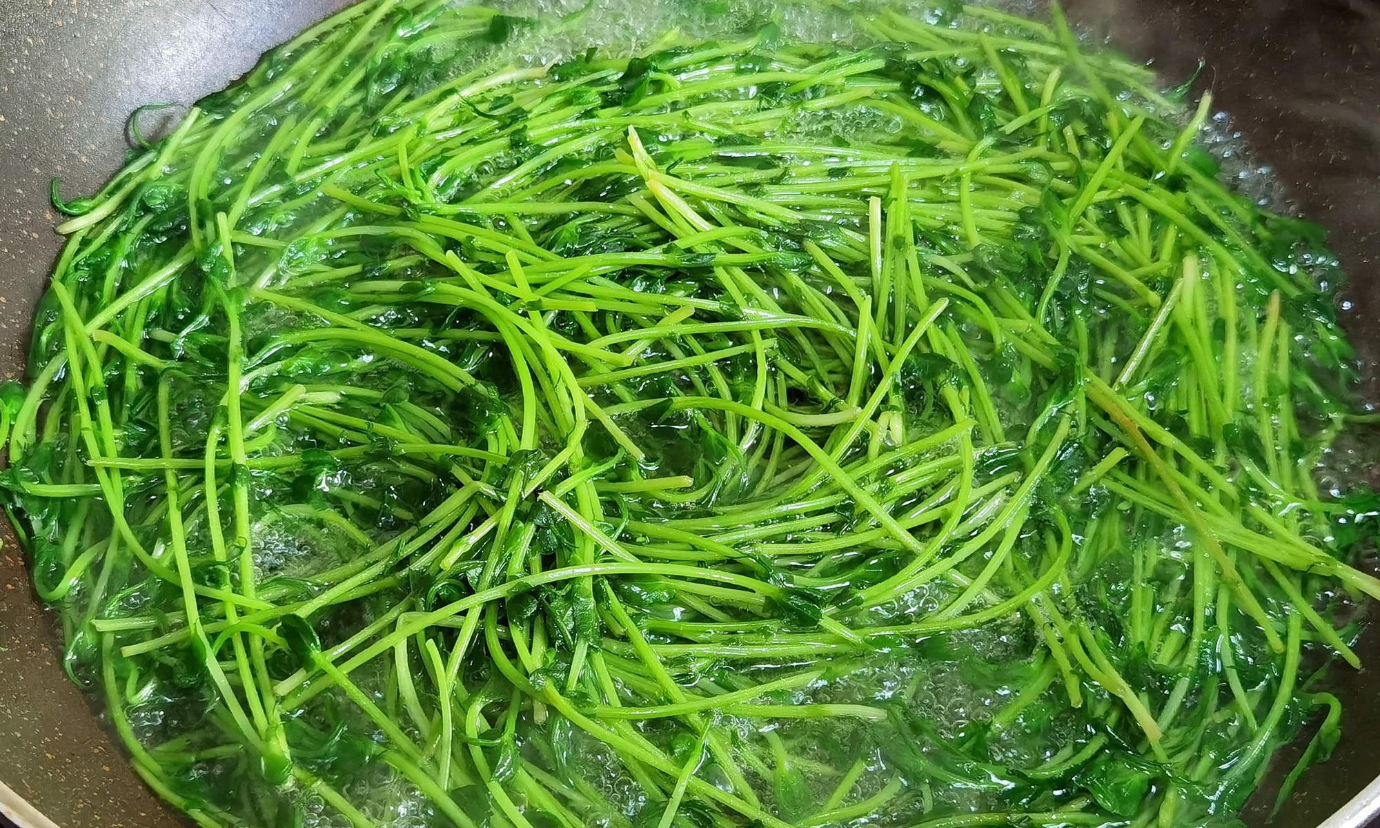 Loại rau "vàng xanh" cực bổ dưỡng, hương vị độc đáo, làm món trộn thanh mát, ngon miệng - Ảnh 3.