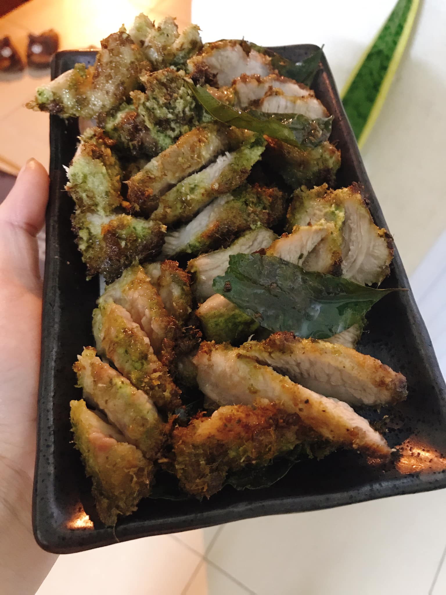 Bộ phận đắt nhất của con lợn, được ví "thịt lợn Kobe", nướng lá móc mật thành món thượng phẩm- Ảnh 5.