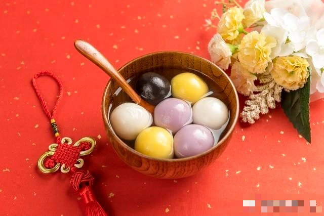 Người già dặn: "Rằm tháng Giêng 3 làm, 4 không cả năm may mắn, bình an, phúc đến, lộc về"- Ảnh 2.