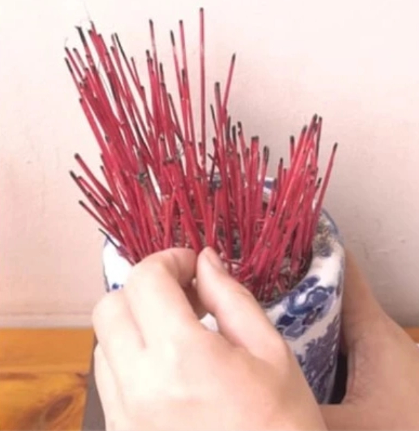 3 bước bao sái bàn thờ chuẩn phong thủy, làm đúng cả năm may mắn, tài lộc vô biên- Ảnh 2.