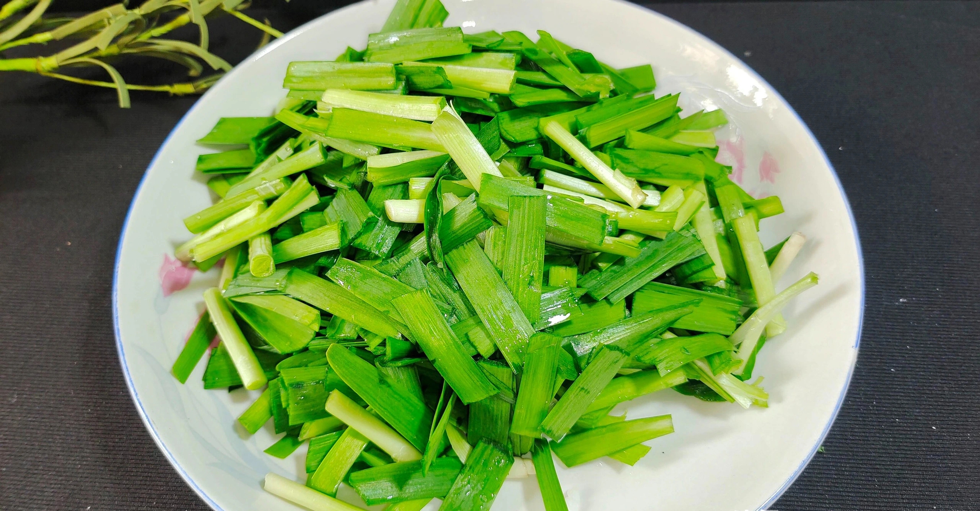 "Loại thịt" ăn cả vỏ, có canxi cao gấp 3 lần sữa, xào một đĩa với rau hẹ vô cùng thơm ngon, hấp dẫn- Ảnh 4.