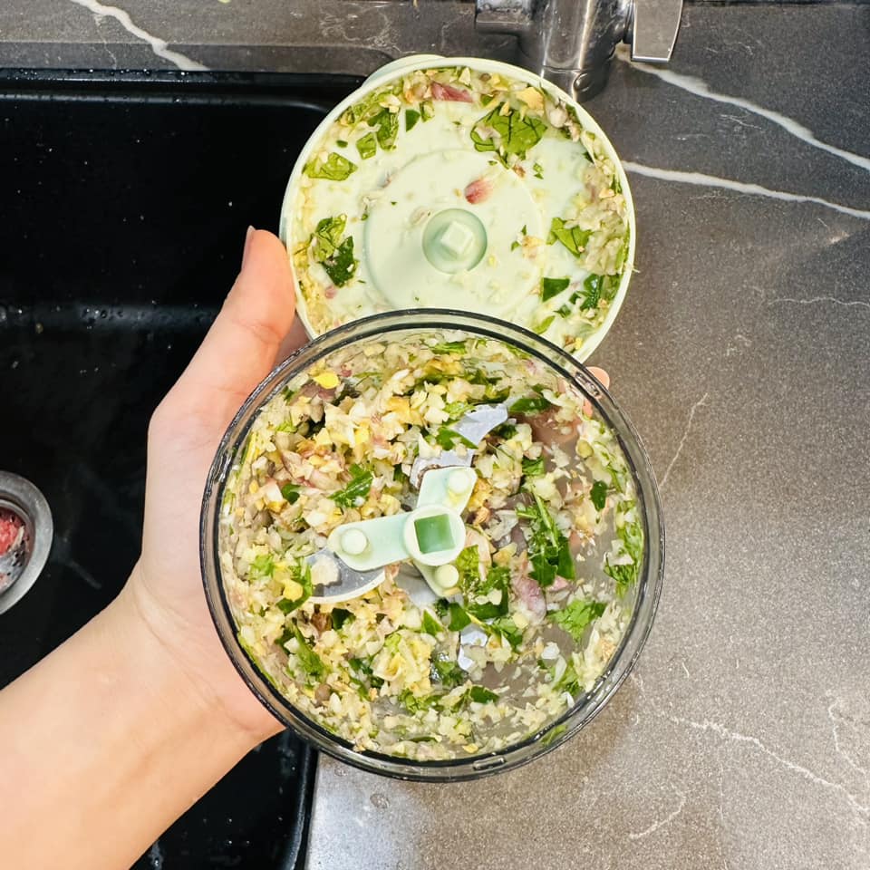 Nướng gà cách này thơm ngon bất bại, da vàng giòn, thịt mềm ngọt không bị khô- Ảnh 3.