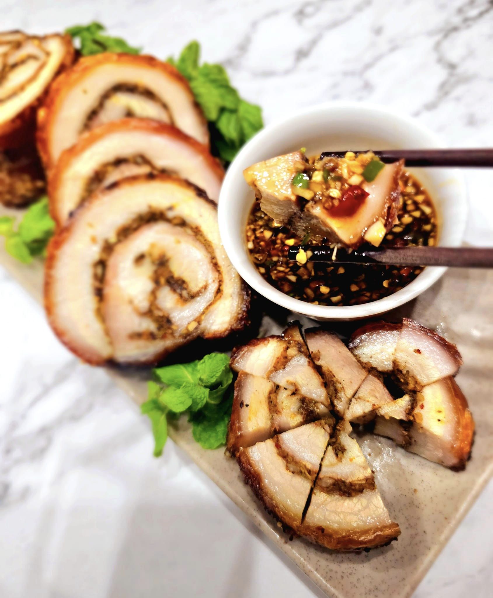 Làm heo quay giòn bì theo cách này, ngoài giòn tan, trong mọng nước, thơm phức, ngon tuyệt- Ảnh 10. Làm heo quay giòn bì theo cách này, ngoài giòn tan, trong mọng nước, thơm phức, ngon tuyệt- Ảnh 10.