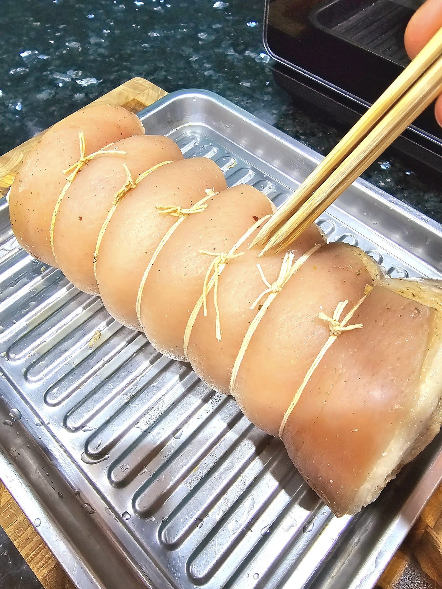 Làm heo quay giòn bì theo cách này, ngoài giòn tan, trong mọng nước, thơm phức, ngon tuyệt- Ảnh 7. Làm heo quay giòn bì theo cách này, ngoài giòn tan, trong mọng nước, thơm phức, ngon tuyệt- Ảnh 7.