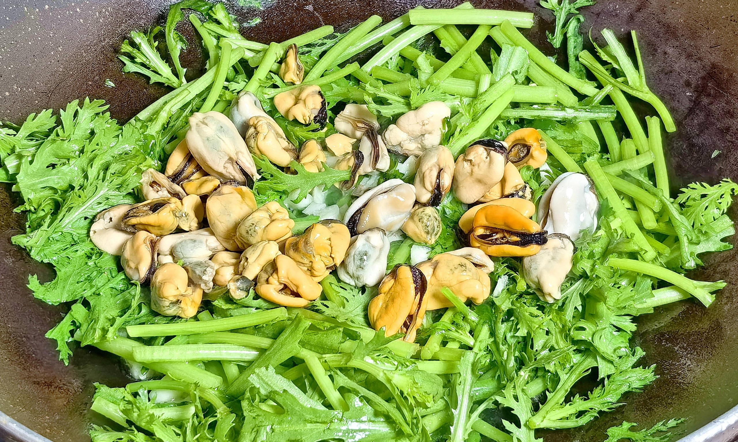 Loại rau "hoàng đế", ăn vào mùa xuân, thanh nhiệt gan, dễ ngủ, cải thiện nhan sắc, xào vẹm cực thơm- Ảnh 3.