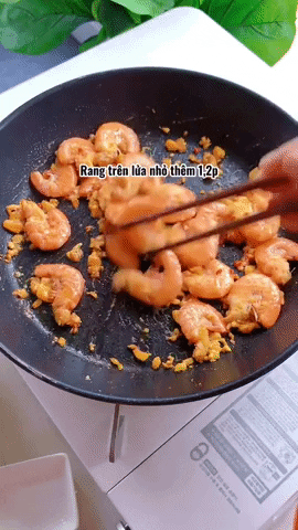 Tôm mà rang thế này thì ăn mãi không chán, thao tác đơn giản chưa tới 15 phút là xong!- Ảnh 4.