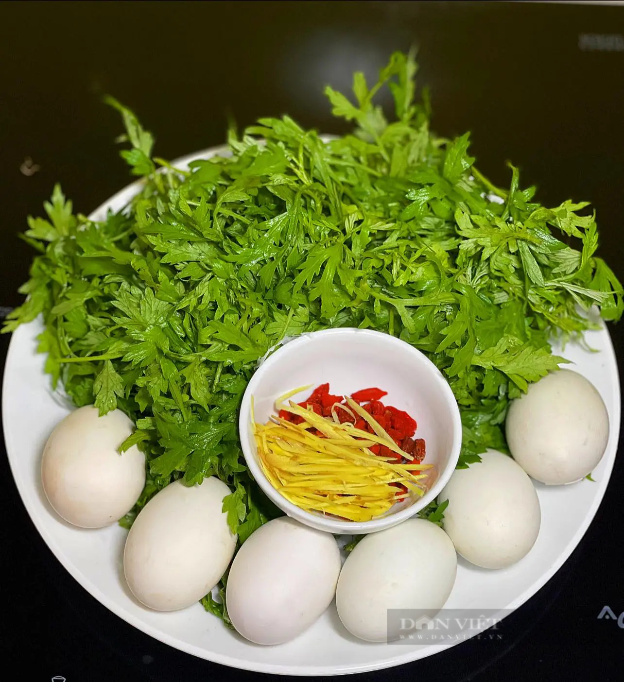 Loại rau rẻ tiền, mọc đầy vườn, là vị "thuốc vàng" của phụ nữ, hầm trứng vịt lộn vừa ngon vừa bổ- Ảnh 3.