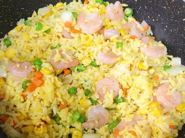 Làm cơm rang thập cẩm, thêm xíu bột này vào vị khác lạ hẳn, ngon miệng ai cũng muốn thử lần sau- Ảnh 7.