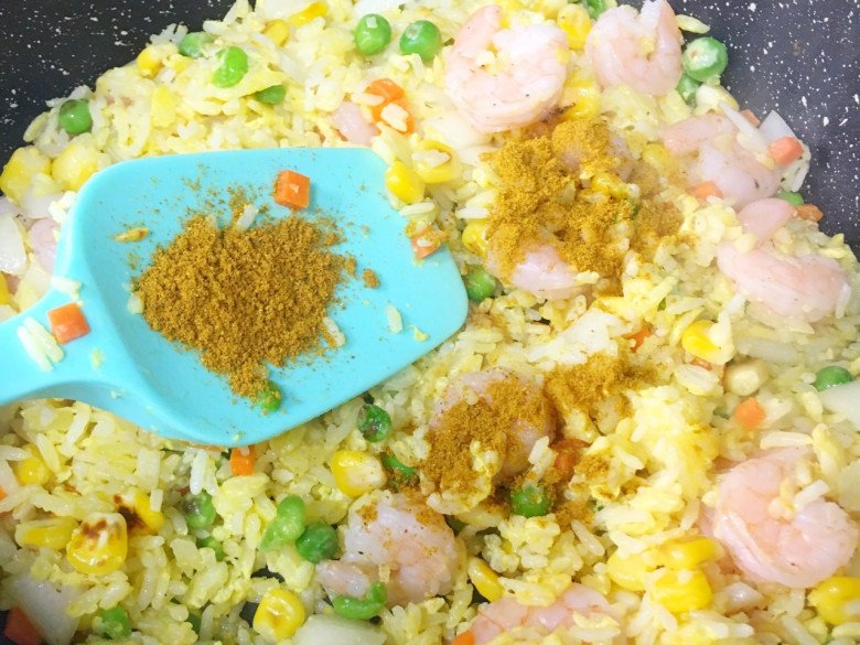 Làm cơm rang thập cẩm, thêm xíu bột này vào vị khác lạ hẳn, ngon miệng ai cũng muốn thử lần sau- Ảnh 8.