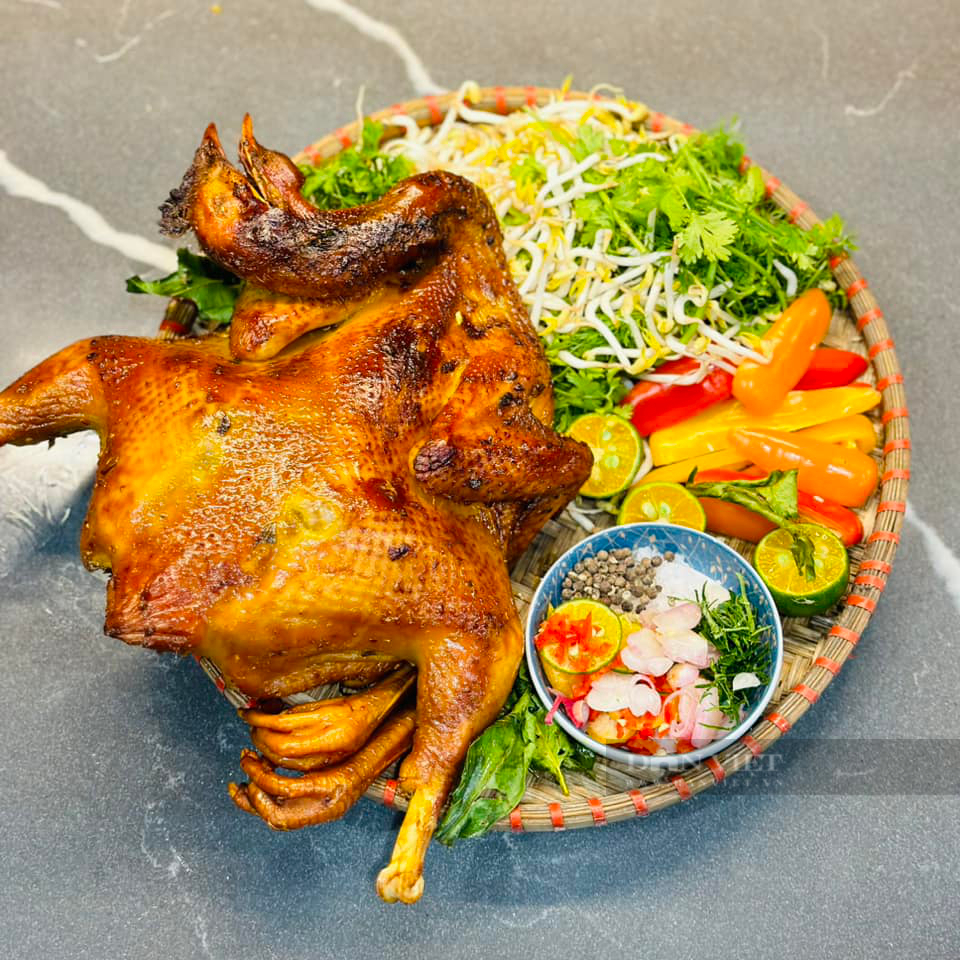 Nướng gà cách này thơm ngon bất bại, da vàng giòn, thịt mềm ngọt không bị khô- Ảnh 1.