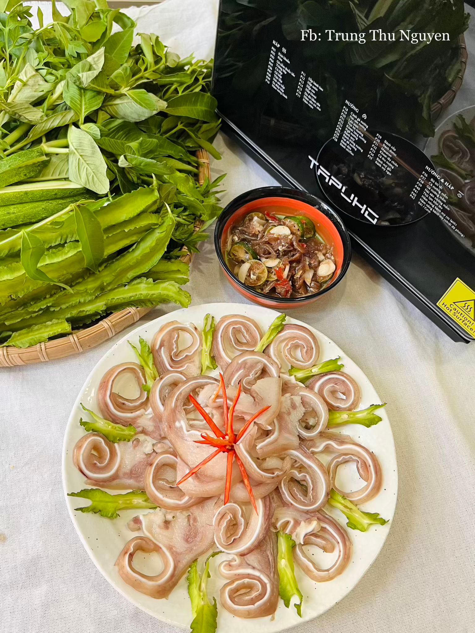 Bộ phận giàu collagen của con heo, đem cuộn bánh tráng với rau rừng thành món ăn đặc sản- Ảnh 5. Bộ phận giàu collagen của con heo, đem cuộn bánh tráng với rau rừng thành món ăn đặc sản- Ảnh 5.