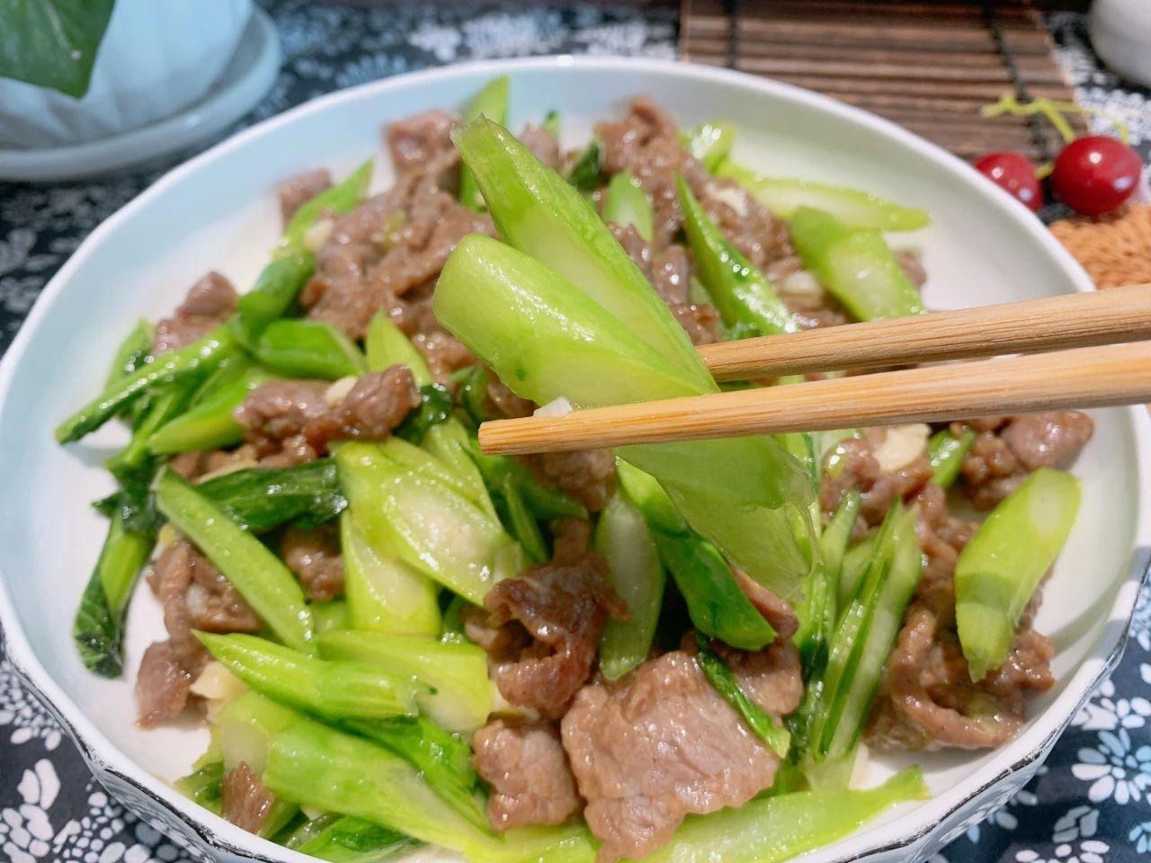 Loại rau nhiều canxi hơn sữa, vitamin C cao hơn dền đỏ, tốt tim, bổ xương, xào thịt bò thơm phức - Ảnh 2.