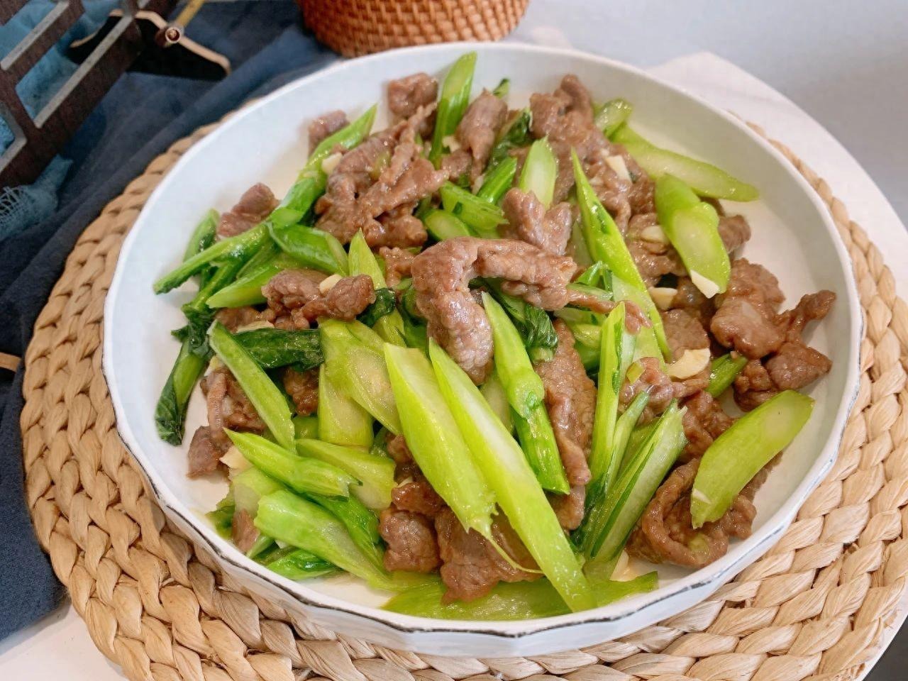 Loại rau nhiều canxi hơn sữa, vitamin C cao hơn dền đỏ, tốt tim, bổ xương, xào thịt bò thơm phức - Ảnh 1.