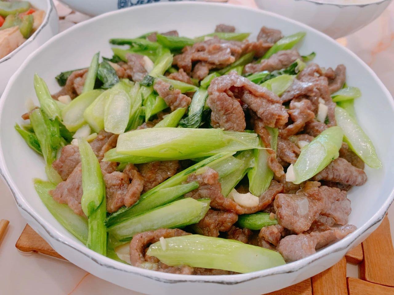 Loại rau nhiều canxi hơn sữa, vitamin C cao hơn dền đỏ, tốt tim, bổ xương, xào thịt bò thơm phức - Ảnh 3.